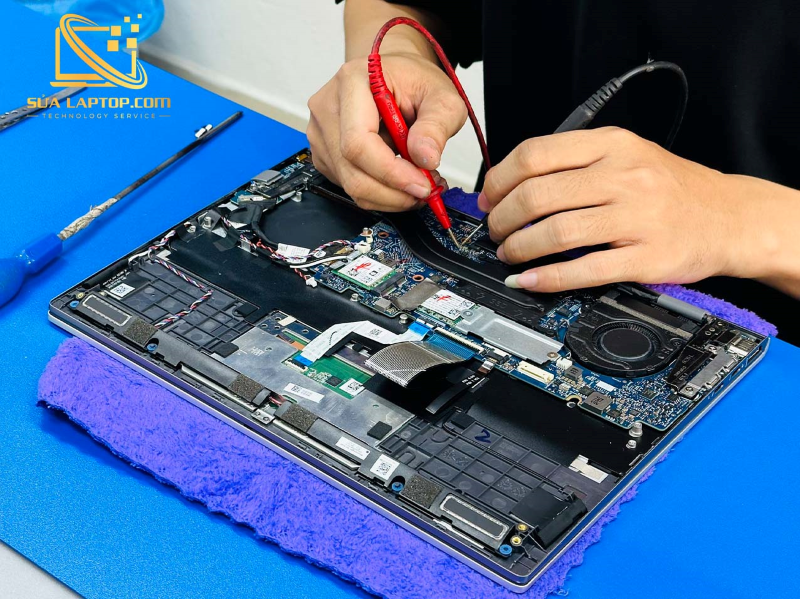 Kỹ thuật viên đang tiến hành sửa laptop.